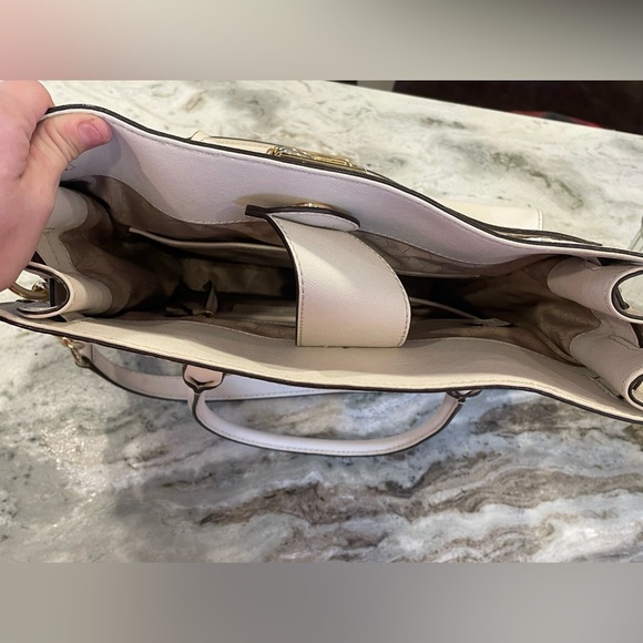 LIKE NEW MICHAEL KORS LARGE WHITE HAMILTON PURSE - Picture 5 of 16